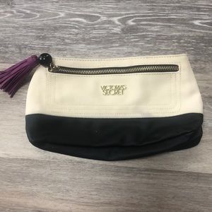 ⭐️B2G1⭐️ Victoria’s Secret makeup bag or carry bag